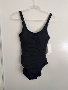 NWT CALVIN KLEIN BLACK ONE PIECE SWIMSUIT WITH PLEATS SIZE 8